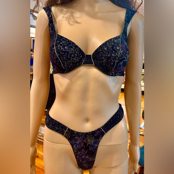 Gorgeous Felina by Amir vintage velvet bra and panty set. Bra 32C, bottom Sz S - Picture 1 of 9